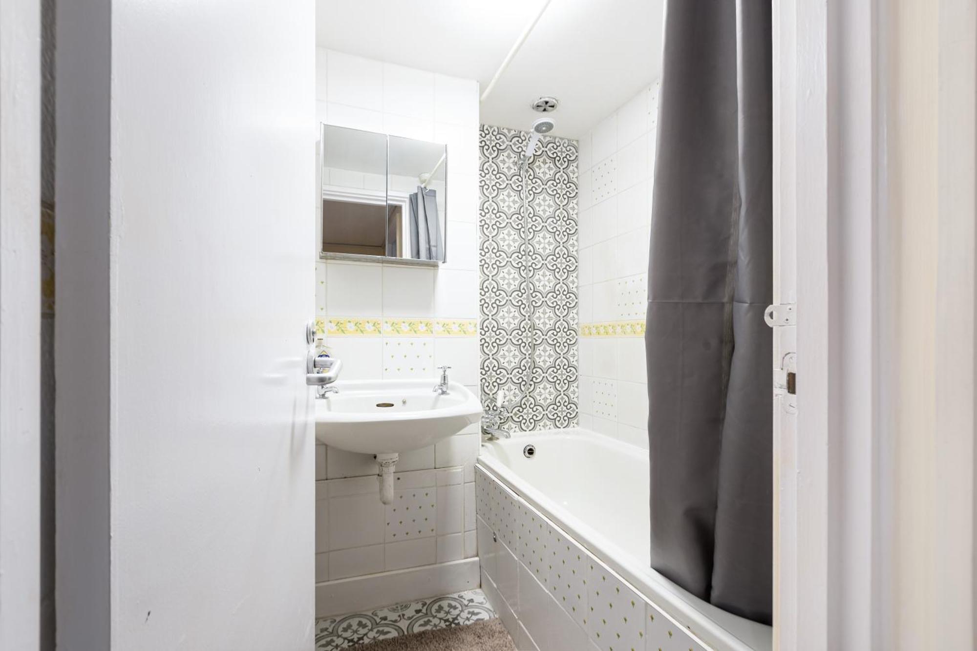 Magnificent 3Br Apt With Balcony Лондон Екстер'єр фото